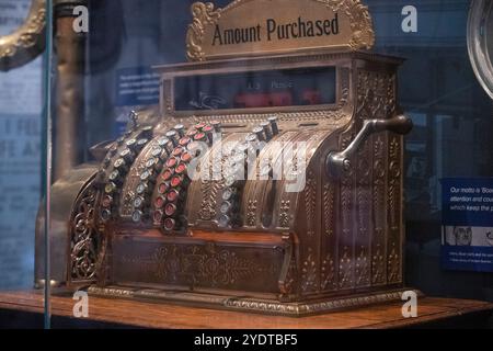 Perth Australien 18. 03. 2024 dieses Bild zeigt eine wunderschön verzierte antike Kasse, die in einem Vitrinenschrank erfasst wurde. Stockfoto