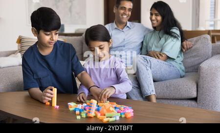 Zwei indische Bruder und Schwester Kinder spielen Bauspiel Stockfoto