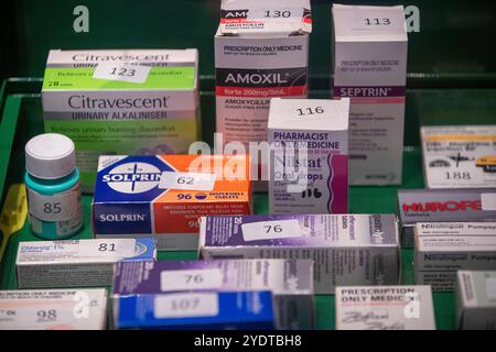 Perth Australien 18. März 2024 dieses Bild zeigt eine Sammlung verschiedener pharmazeutischer Produkte, die jeweils in einer Art Show gekennzeichnet und angeordnet sind Stockfoto