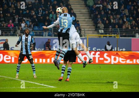 Fußball 3. Liga, Saison 2024/25, 12. Spieltag: Waldhof Mannheim gegen SV Wehen-Wiesbaden. Bild: Terrence Boyd (13, Mannheim) steigt zum Kopfball hoch Stockfoto