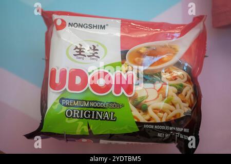 Perth Australien 18. 03. 2024 das Bild zeigt ein Paket Nongshim Udon mit der Aufschrift „Premium Noodle Soup: Original“. Stockfoto