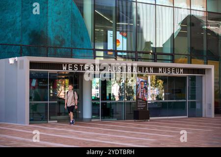 Perth Australia 18. März 2024 dieses Bild zeigt den Eingang des Western Australian Museum mit seinem modernen architektonischen Design mit großem Glas Stockfoto
