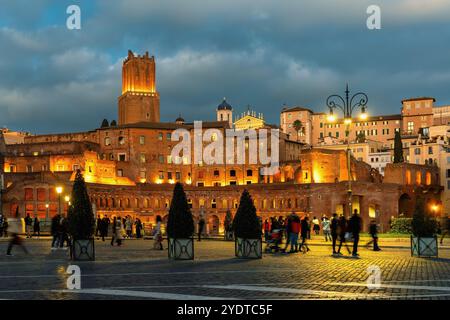 Blick auf den beleuchteten antiken Trajanischen Markt - ein großer Ruinenkomplex ist ein integraler Bestandteil des Trajanforums in Rom, Italien. Stockfoto