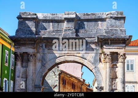 Der Bogen der Sergii befindet sich in Pula Kroatien. Der Triumphbogen des antiken Römischen Reiches Stockfoto