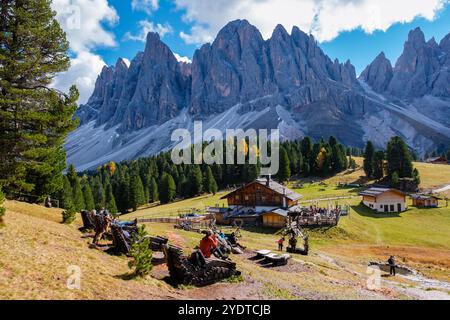 Inmitten farbenfroher Herbstlaub genießen Besucher die atemberaubenden Dolomiten, entspannen sich in gemütlichen Hütten und atemberaubenden Bergblicken, Geisleralm Dolomiten Val Di Funes in Italien Adolf Munkel Trail Stockfoto