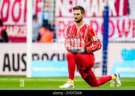 BOCHUM, 27. OKTOBER: FC Bayern München Torhüter Sven Ulreich wärmt sich vor dem Bundesliga-Spiel zwischen dem VfL Bochum 1848 und dem FC Bayern München am 27. Oktober 2024 im Vonovia Ruhrstadion in Bochum auf. (Foto: Rene Nijhuis/MB Media) Stockfoto