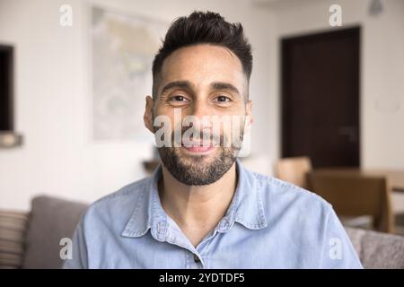 Positiver attraktiver hispanischer Mann mit drei Stoppeln in lässigem Hemd Stockfoto