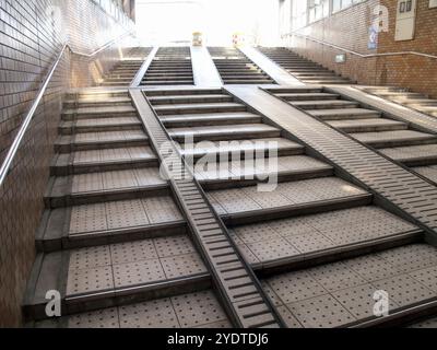 Treppe mit Rampe, die zum unterirdischen Durchgang führt Stockfoto