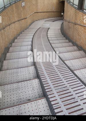 Treppe mit Rampe, die zum unterirdischen Durchgang führt Stockfoto