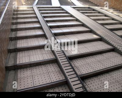 Treppe mit Rampe, die zum unterirdischen Durchgang führt Stockfoto