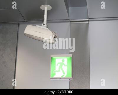 Sicherheitskamera und Notausgangsschild Stockfoto