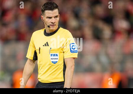 Berlin, Deutschland. Oktober 2024. Schiedsrichter Harm Osmers beim Bundesliga-Spiel zwischen Union Berlin und Eintracht Frankfurt in der Alten Försterei in Berlin. Quelle: Gonzales Photo/Alamy Live News Stockfoto