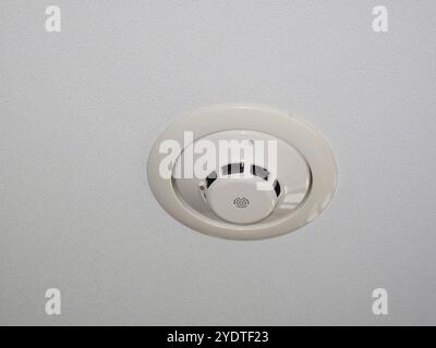 Sprinkler in der Decke eines Wohngebäudes Stockfoto