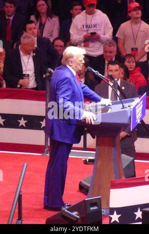 Madison Square Garden, 4 Penn Plaza, New York, NY 10121 USA. Oktober 2024. Präsident Donald J. Trump packt das Haus bei einer massiven Wahlkampfkundgebung, die am Vorabend der US-Präsidentschaftswahlen 2024 im New Yorker Madison Square Garden stattfand. Quelle: ©Julia Mineeva/EGBN TV News/Alamy Live News Stockfoto