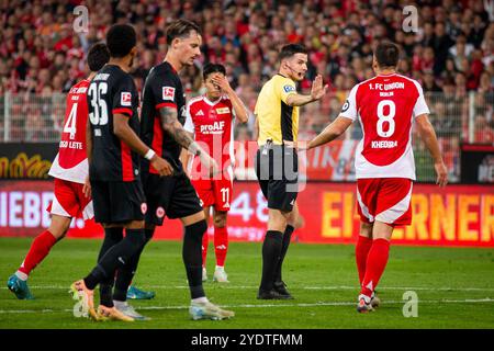 Berlin, Deutschland. Oktober 2024. Schiedsrichter Harm Osmers mit Rani Khedira (8) von Union Berlin während des Bundesliga-Spiels zwischen Union Berlin und Eintracht Frankfurt in der Alten Försterei in Berlin. Quelle: Gonzales Photo/Alamy Live News Stockfoto