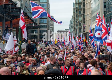 Anhänger von Stephen Yaxley-Lennon (auch bekannt als Tommy Robinson) nehmen an einem protestmarsch nach Whitehall, London, Teil. Sammeln von Menschenmassen zu Beginn Stockfoto