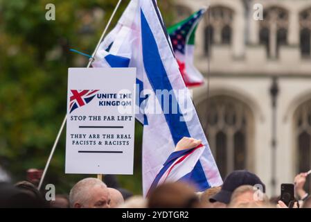 Anhänger von Stephen Yaxley-Lennon (auch bekannt als Tommy Robinson) nehmen an einem protestmarsch nach Whitehall Teil. Vereinigt das Königreich, linksextremer Faschismus-Plakat Stockfoto