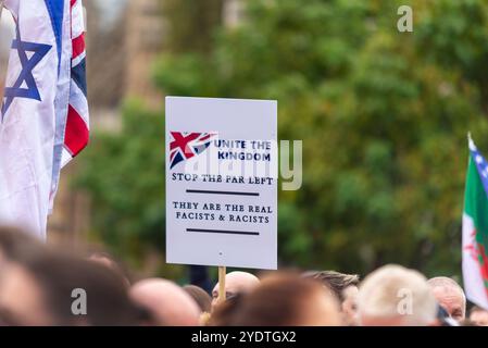 Anhänger von Stephen Yaxley-Lennon (auch bekannt als Tommy Robinson) nehmen an einem protestmarsch nach Whitehall Teil. Vereinigt das Königreich, linksextremer Faschismus-Plakat Stockfoto