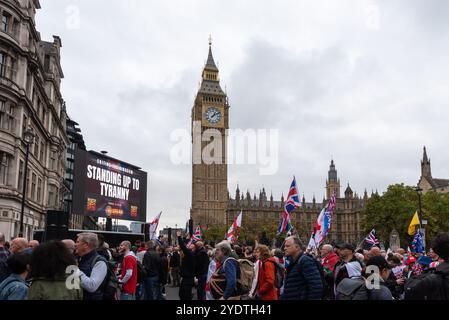 Anhänger von Stephen Yaxley-Lennon (auch bekannt als Tommy Robinson) nehmen an einem protestmarsch nach Whitehall, Großbritannien, Teil. Gegen die Tyrannei durch das Parlament Stockfoto