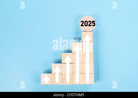 2025 Geschäftsziele. Holzblock mit 2025 Wörtern und Zielsymbol. Richten Sie ein objektives Ziel für die Geschäftskosten und die Budgetplanung für das Neujahrskonzept ein Stockfoto