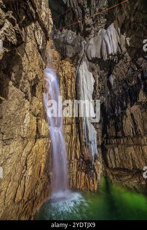 Der zweite donnernde Wasserfall in den Stiffe Caves, dem Karstkomplex im Regionalen Naturpark Sirente-Velino. Abruzzen Stockfoto