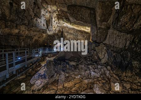 Die Stiffe Caves sind ein Karstkomplex im Regionalen Naturpark Sirente-Velino. San Demetrio nei Vestini, Provinz L'Aquila, Abruzzen, Stockfoto