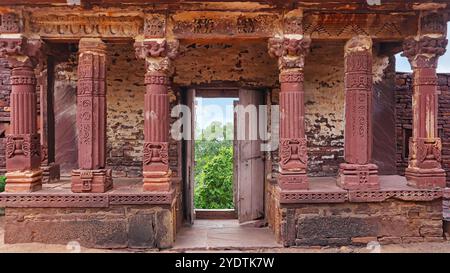 Innenansicht des Eingangsbereichs der Jain-Tempel mit komplizierten Mauerwerken in Budhi Chanderi, Madhya Pradesh, Indien. Stockfoto