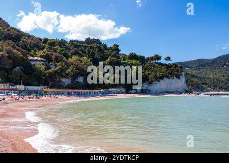 Der wunderschöne Strand von Urbani an der Küste von Conero Stockfoto