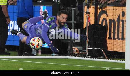 27. Oktober 2024: MLS - Major League Soccer - LAFC-Torhüter Hugo Lloris macht einen von mehreren akrobatischen Einsparungen, als LAFC die Vancouver Whitecaps in Spiel eins der Audi 2024 MLS Cup Playoffs mit 2:1 besiegte - Runde 1 Best-of-3 Series, BMO Stadium, Los Angeles, CA, USA, Oktober 2024.Credit Image cr Scott Mitchell/ZUMA Press (Credit Image: © Scott Mitchell/ZUMA Press Wire) NUR REDAKTIONELLE VERWENDUNG! Nicht für kommerzielle ZWECKE! Stockfoto