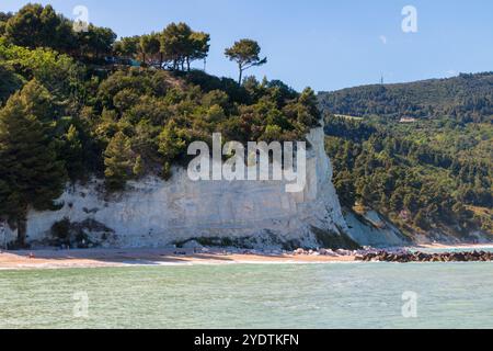 Der wunderschöne Strand von Urbani an der Küste von Conero Stockfoto