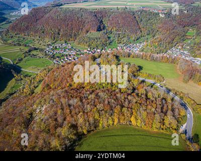 Landstraße bei Lenningen auf der Schwäbischen Alb im Herbst. // 26.10.2024: Lenningen, Baden-Württemberg, Deutschland *** Landstraße bei Lenningen an der Schwäbischen Alb im Herbst 26 10 2024 Lenningen, Baden Württemberg, Deutschland Stockfoto