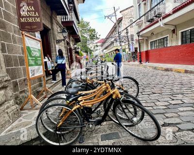 Manila, Philippinen. Oktober 2024. Traditionelle Bambusfahrräder können im alten Viertel von Intramuros in Manila gesehen werden. Vermerk: Carola Frentzen/dpa/Alamy Live News Stockfoto