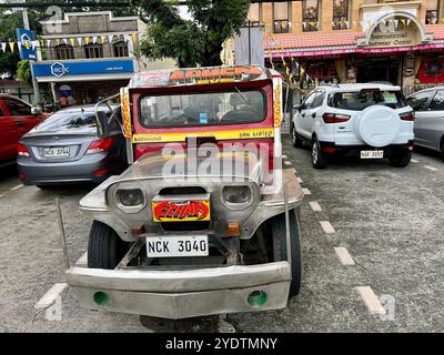 Manila, Philippinen. Oktober 2024. Ein Jeepney (Jeepney für öffentliche Zwecke) kann in Manila gesehen werden. Diese Minibusse sind eines der bekanntesten öffentlichen Verkehrsmittel auf den Philippinen. Traditionell waren sie Willys-Jeeps, die die Amerikaner nach ihrem Rückzug von den Philippinen zurückließen. Heute werden Jeeps auf den Philippinen immer noch umgebaut. Vermerk: Carola Frentzen/dpa/Alamy Live News Stockfoto