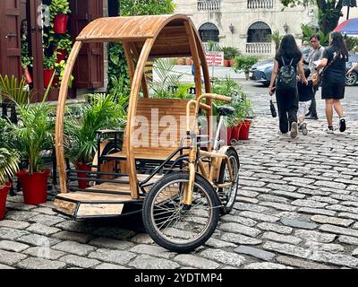 Manila, Philippinen. Oktober 2024. Ein traditionelles Bambus Tuk-Tuk kann im alten Viertel Intramuros in Manila gesehen werden. Vermerk: Carola Frentzen/dpa/Alamy Live News Stockfoto