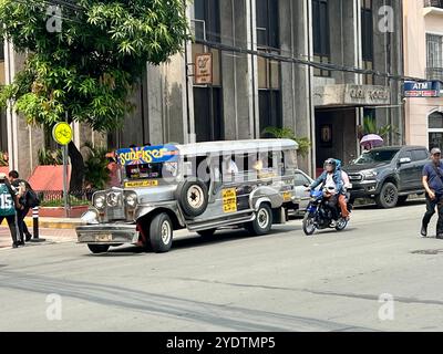 Manila, Philippinen. Oktober 2024. Ein Jeepney (Jeepney für öffentliche Zwecke) kann in Manila gesehen werden. Diese Minibusse sind eines der bekanntesten öffentlichen Verkehrsmittel auf den Philippinen. Traditionell waren sie Willys-Jeeps, die die Amerikaner nach ihrem Rückzug von den Philippinen zurückließen. Heute werden Jeeps auf den Philippinen immer noch umgebaut. Vermerk: Carola Frentzen/dpa/Alamy Live News Stockfoto