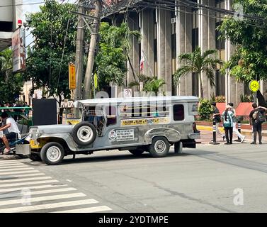 Manila, Philippinen. Oktober 2024. Ein Jeepney (Jeepney für öffentliche Zwecke) kann in Manila gesehen werden. Diese Minibusse sind eines der bekanntesten öffentlichen Verkehrsmittel auf den Philippinen. Traditionell waren sie Willys-Jeeps, die die Amerikaner nach ihrem Rückzug von den Philippinen zurückließen. Heute werden Jeeps auf den Philippinen immer noch umgebaut. Vermerk: Carola Frentzen/dpa/Alamy Live News Stockfoto