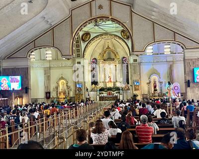 Manila, Philippinen. Oktober 2024. Die Gläubigen beten in der Quiapo-Kirche mit der Statue des Schwarzen Nazareners in Manila. Es gilt als eines der wichtigsten religiösen Objekte im philippinischen Christentum. Einmal im Jahr - im Januar - wird er in einer Mega-Prozession durch die Stadt gefahren. Die hölzerne Figur Jesu soll 1606 von Missionaren nach Manila gebracht worden sein und einen Schiffsbrand überlebt haben. Vermerk: Carola Frentzen/dpa – AUFMERKSAMKEIT: Grafischer Inhalt (. Die endgültige Version wurde noch nicht fertiggestellt.)/dpa/Alamy Live News Stockfoto