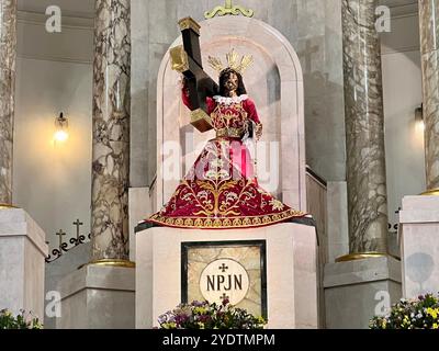 Manila, Philippinen. Oktober 2024. Die Statue des Schwarzen Nazareners in der Quiapo-Kirche in Manila. Es gilt als eines der wichtigsten religiösen Objekte im philippinischen Christentum. Einmal im Jahr - im Januar - wird er in einer Mega-Prozession durch die Stadt gefahren. Die hölzerne Figur Jesu soll 1606 von Missionaren nach Manila gebracht worden sein und einen Schiffsbrand überlebt haben. Vermerk: Carola Frentzen/dpa – AUFMERKSAMKEIT: Grafischer Inhalt (. Die endgültige Version wurde noch nicht fertiggestellt.)/dpa/Alamy Live News Stockfoto