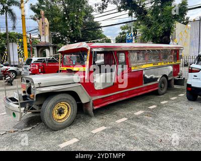 Manila, Philippinen. Oktober 2024. Ein Jeepney (Jeepney für öffentliche Zwecke) kann in Manila gesehen werden. Diese Minibusse sind eines der bekanntesten öffentlichen Verkehrsmittel auf den Philippinen. Traditionell waren sie Willys-Jeeps, die die Amerikaner nach ihrem Rückzug von den Philippinen zurückließen. Heute werden Jeeps auf den Philippinen immer noch umgebaut. Vermerk: Carola Frentzen/dpa/Alamy Live News Stockfoto