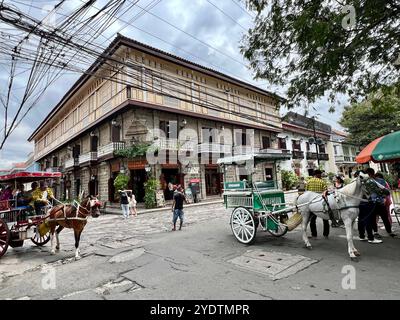 Manila, Philippinen. Oktober 2024. Traditionelle Pferdekutschen sind im alten Viertel Intramuros in Manila zu sehen. Vermerk: Carola Frentzen/dpa/Alamy Live News Stockfoto