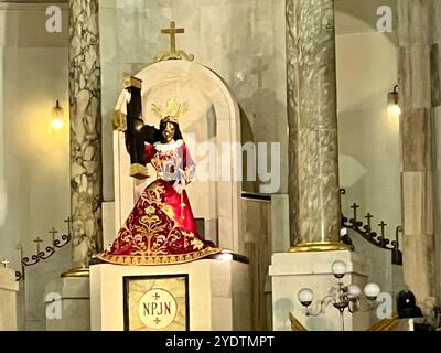 Manila, Philippinen. Oktober 2024. Die Statue des Schwarzen Nazareners in der Quiapo-Kirche in Manila. Es gilt als eines der wichtigsten religiösen Objekte im philippinischen Christentum. Einmal im Jahr - im Januar - wird er in einer Mega-Prozession durch die Stadt gefahren. Die hölzerne Figur Jesu soll 1606 von Missionaren nach Manila gebracht worden sein und einen Schiffsbrand überlebt haben. Vermerk: Carola Frentzen/dpa – AUFMERKSAMKEIT: Grafischer Inhalt (. Die endgültige Version wurde noch nicht fertiggestellt.)/dpa/Alamy Live News Stockfoto