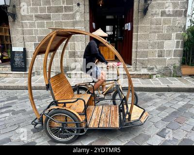 Manila, Philippinen. Oktober 2024. Ein traditionelles Bambus Tuk-Tuk kann im alten Viertel Intramuros in Manila gesehen werden. Vermerk: Carola Frentzen/dpa/Alamy Live News Stockfoto