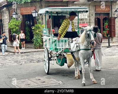 Manila, Philippinen. Oktober 2024. Traditionelle Pferdekutschen sind im alten Viertel Intramuros in Manila zu sehen. Vermerk: Carola Frentzen/dpa/Alamy Live News Stockfoto