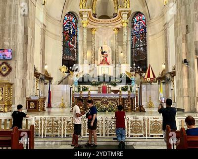 Manila, Philippinen. Oktober 2024. Gläubige beten vor der Statue des Schwarzen Nazareners in der Quiapo-Kirche in Manila. Die Statue gilt als eines der wichtigsten religiösen Objekte im philippinischen Christentum. Einmal im Jahr - im Januar - wird er in einer Mega-Prozession durch die Stadt gefahren. Die hölzerne Figur Jesu soll 1606 von Missionaren nach Manila gebracht worden sein und einen Schiffsbrand überlebt haben. Vermerk: Carola Frentzen/dpa – AUFMERKSAMKEIT: Grafischer Inhalt (. Die endgültige Version wurde noch nicht fertiggestellt.)/dpa/Alamy Live News Stockfoto