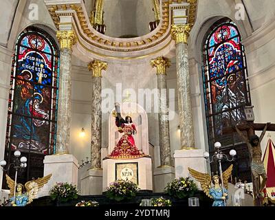Manila, Philippinen. Oktober 2024. Die Statue des Schwarzen Nazareners in der Quiapo-Kirche in Manila. Es gilt als eines der wichtigsten religiösen Objekte im philippinischen Christentum. Einmal im Jahr - im Januar - wird er in einer Mega-Prozession durch die Stadt gefahren. Die hölzerne Figur Jesu soll 1606 von Missionaren nach Manila gebracht worden sein und einen Schiffsbrand überlebt haben. Vermerk: Carola Frentzen/dpa – AUFMERKSAMKEIT: Grafischer Inhalt (. Die endgültige Version wurde noch nicht fertiggestellt.)/dpa/Alamy Live News Stockfoto