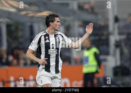 Mailand, Italien. Oktober 2024. Dusan Vlahovic von Juventus feiert, nachdem er während des Spiels der Serie A Enilive zwischen Inter und Juventus im San Siro Stadium ein Tor geschossen hat. Endpunktzahl: Inter 4:4 Juventus. Quelle: SOPA Images Limited/Alamy Live News Stockfoto