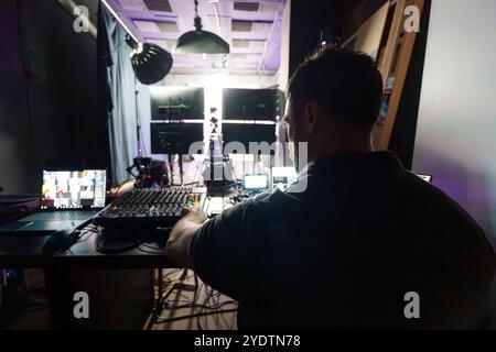 Erfahrener Mature Male TV Director Bedienkonsole in Studio während der Live-Streaming-Produktion Stockfoto