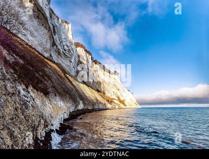 Atemberaubender Blick auf weiße Klippen auf Moen, das weitläufige blaue Meer unter einem lebendigen Himmel. Perfekt für Natur-, Reise- und Landschaftsmotive, die t einfangen Stockfoto