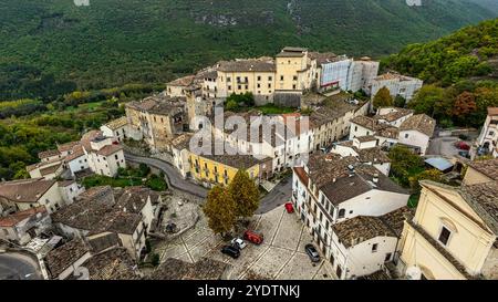 Blick aus der Vogelperspektive auf das historische Zentrum des mittelalterlichen Dorfes Fontecchio. Fontecchio, Provinz L'Aquila, Abruzzen, Italien, Europa Stockfoto