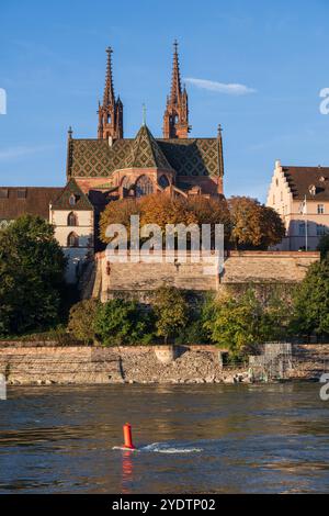 Stadt Basel in der Schweiz. Dom Basel Münster und Aussichtsplattform Basel Pfalz Pfalz vom Rhein. Stockfoto